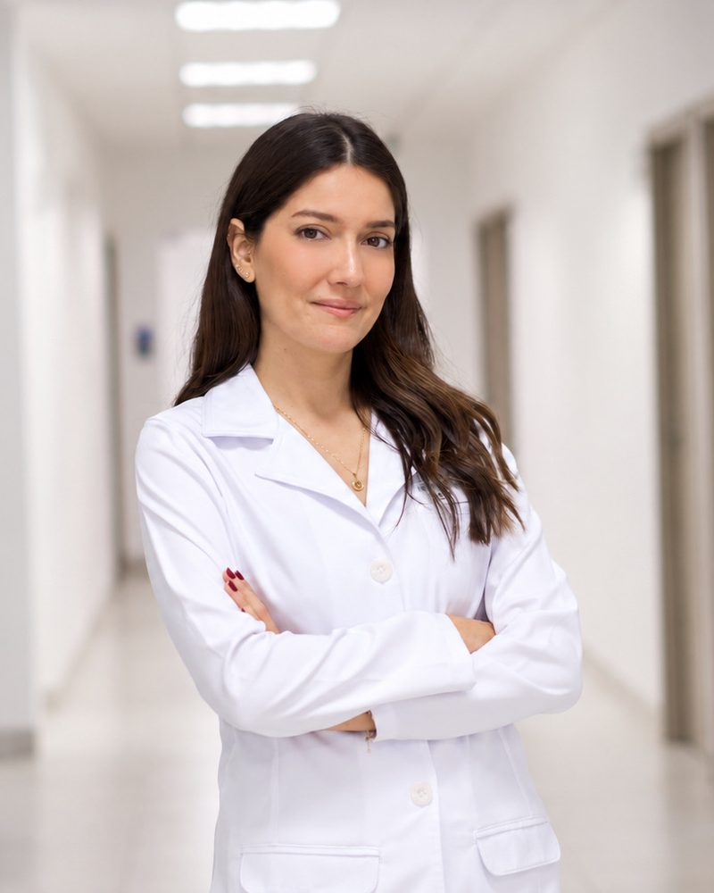 Dra. Laura Ochoa con bata blanca en el pasillo del centro médico